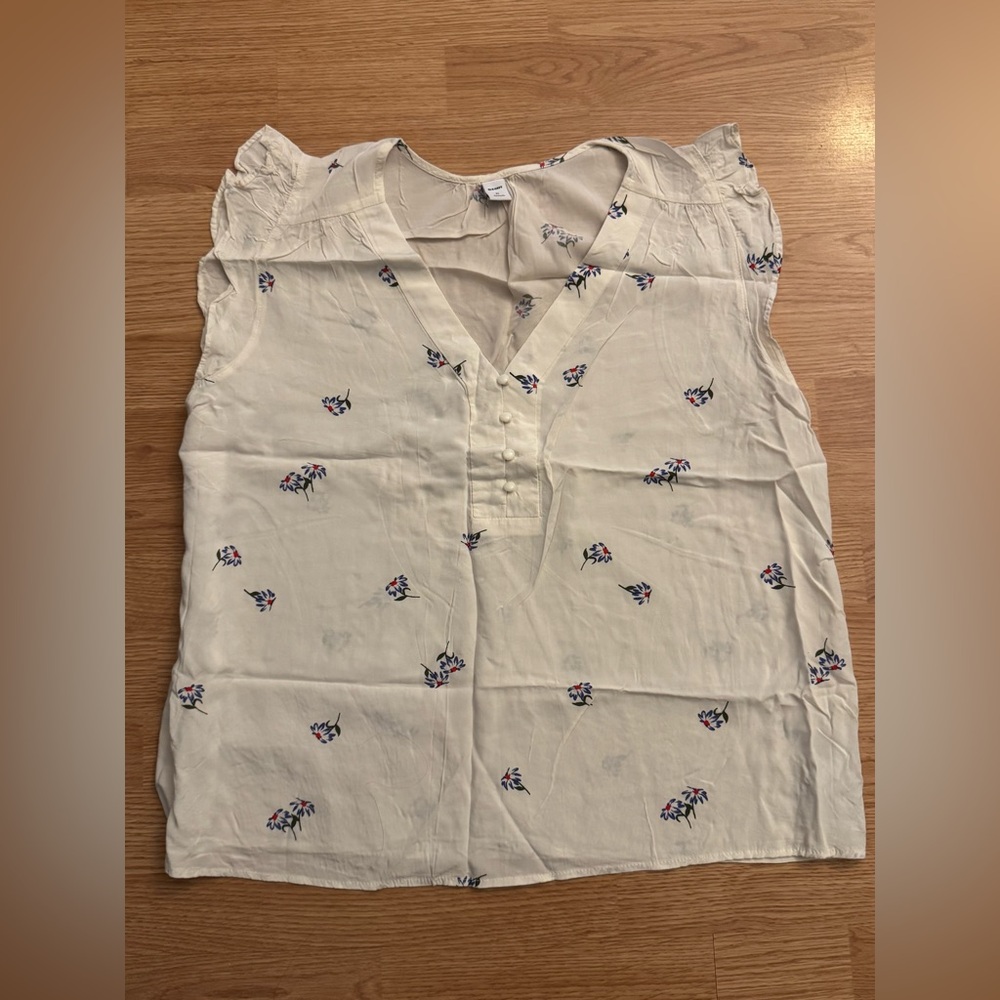 Old Navy White and Cream Floral Sleeveless Blouse with Mandarin Collar